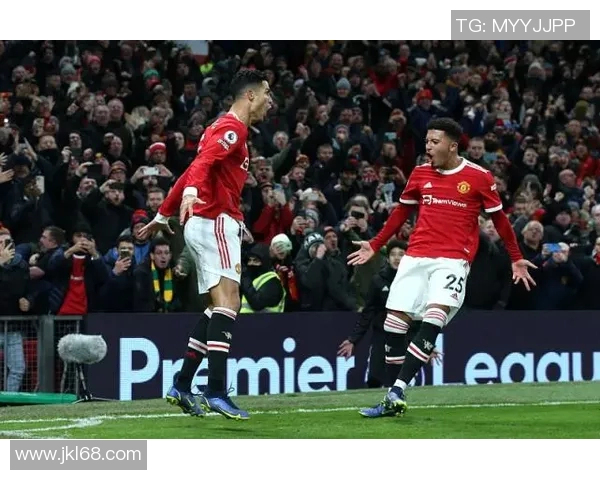 曼联与伊斯坦布尔激战正酣赛果揭晓引发球迷热议 曼联与伊斯坦布尔激战正酣赛果揭晓引发球迷热议