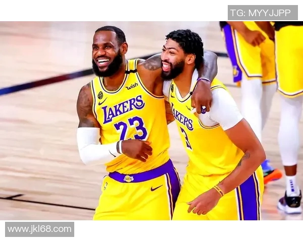 詹姆斯的传奇之路:从天才少年到NBA历史巨星的辉煌历程 詹姆斯的传奇之路:从天才少年到NBA历史巨星的辉煌历程