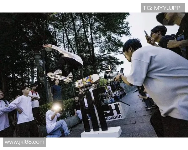 深圳滑板队默契配合探秘：团队精神与技术的完美结合